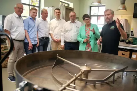 Wolfgang Lutz, Inhaber der Kaffeemanufaktur Reismühle, stellt der CDU-Delegation um Christine Schneider das Unternehmen vor. 