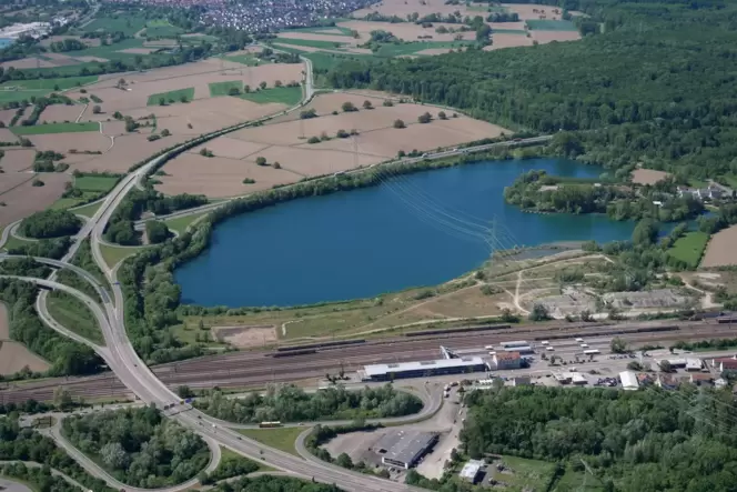Zum Verkauf steht die Fläche hinter dem Baggersee, begrenzt von der Autobahn und der L540 nach Hagenbach und der Hagenbacher Str