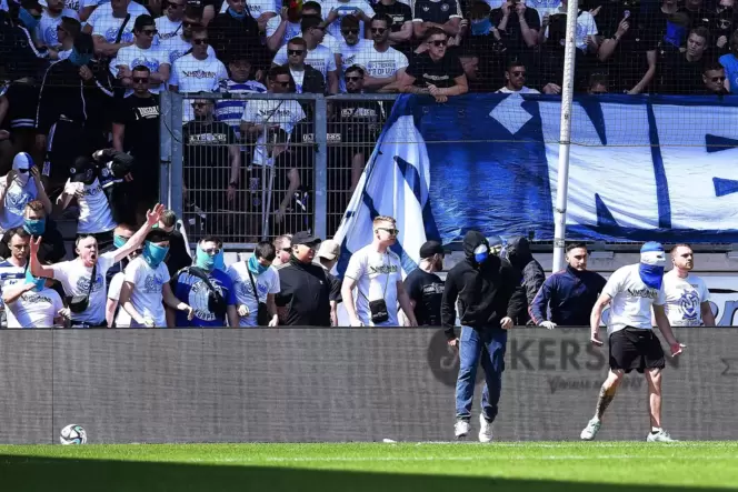 Zuschauer aus dem Fanblock des MSV Duisburg sorgten für eine lange Spielunterbrechung.