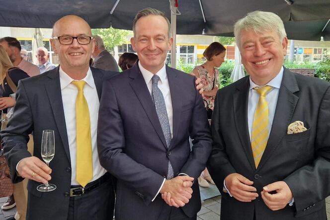 Prösterchen in Blau-Gelb (von links): Thomas Schell (60), Spitzenkandidat für den Stadtrat, Minister Volker Wissing (54) und FDP