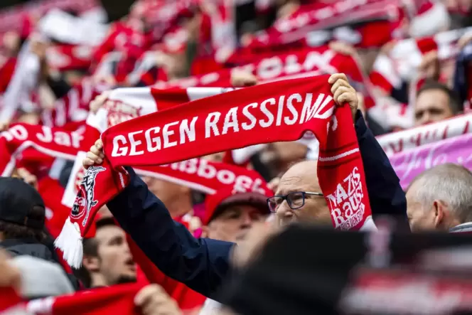 Fan-Aktionen gegen Gewalt und Rassismus in deutschen Fußball-Stadien gibt es reichlich. Im Internet hingegen tobt der Hass munte