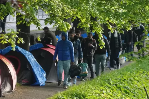 Die Migranten campieren meist unter freiem Himmel in Zeltstädten der Hauptstadt Dublin.