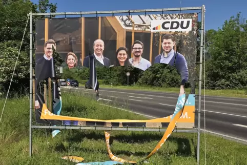 Zerschnittenes CDU-Großflächenplakat. 