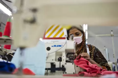 Rund vier Millionen Menschen arbeiten in Bangladesch im Textilsektor.