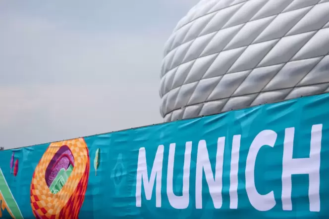Ein Banner mit der Aufschrift Munich vor der Allianz-Arena