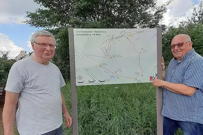 Die neue Wanderkarte mit dem Historischen Rundwanderweg wurde von Michael Hoffmann (links) und Ortsvorsteher Walter Kossin am He