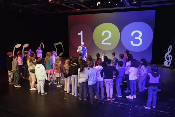 Das Spiel Eins, Zwei oder Drei kam bei etlichen Kindern beim Tag der Musik im Pfalztheater gut an.