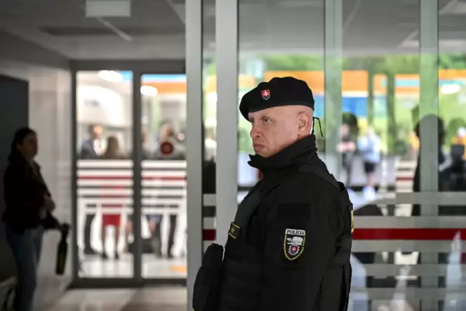 Ein Polizist überwacht den Eingang des F. D. Roosevelt Universitätskrankenhauses in Banska Bystrica. Dort der lebensgefährlich v