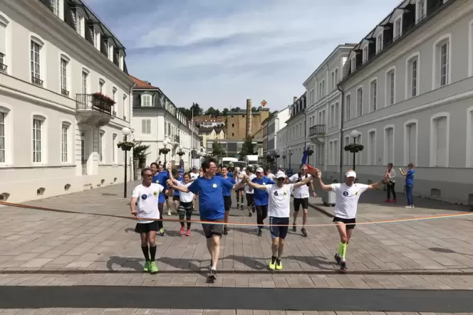 Gegen 11 Uhr kommen die Langstreckenläufer an. Unser Bild zeigt den Zieleinlauf mit Oberbürgermeister Marold Wosnitza (in Blau)