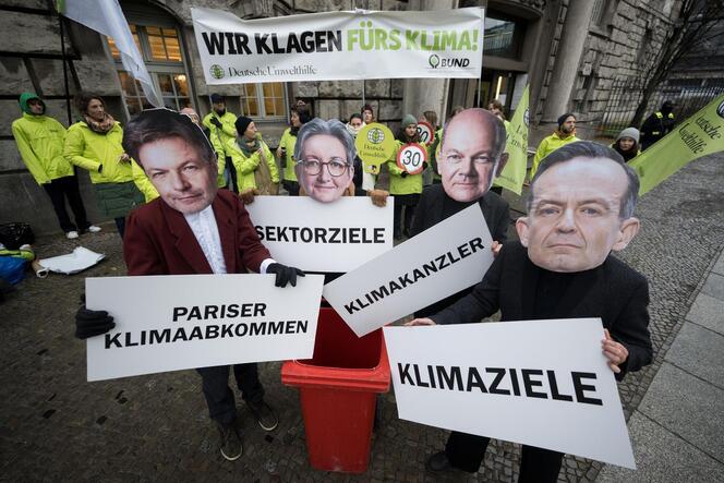 Aktivisten demonstrieren vor einer Verhandlung vor dem Oberverwaltungsgericht Berlin über eine Klage der Deutschen Umwelthilfe