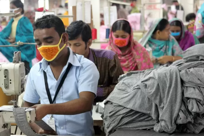 Rund vier Millionen Menschen arbeiten in Bangladesch im Textilsektor. Die Branche ist die größte dieser Volkswirtschaft.
