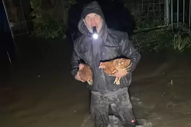 Rolf Venz rettet in der Nacht auf Samstag in Rimschweiler zwei Hühner.