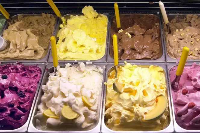 Weniger Zucker, neue Geschmacksrichtungen: Das Angebot in Italiens Eisdielen verändert sich allmählich. Klare Nummer eins bleibt