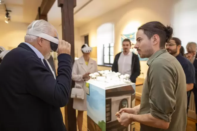 Einblick in eine neue Welt: Roberto Jaguaribe Gomes de Mattos (links) sieht sich die Exponate mit einer VR Brille an.