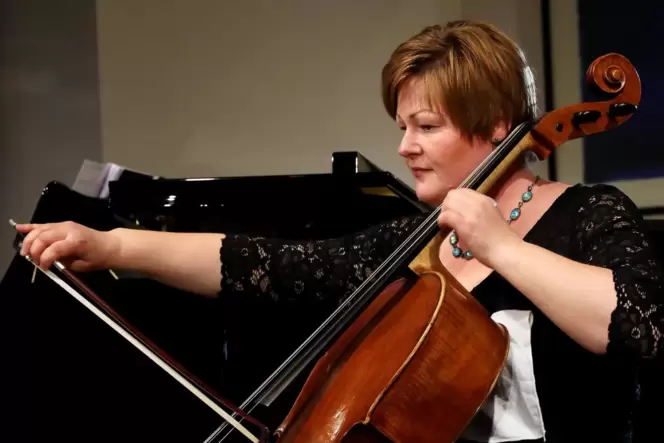 Präzision trifft Emotion: Cellistin Katja Zakotnik in der Parkvilla des Herrenhofs.