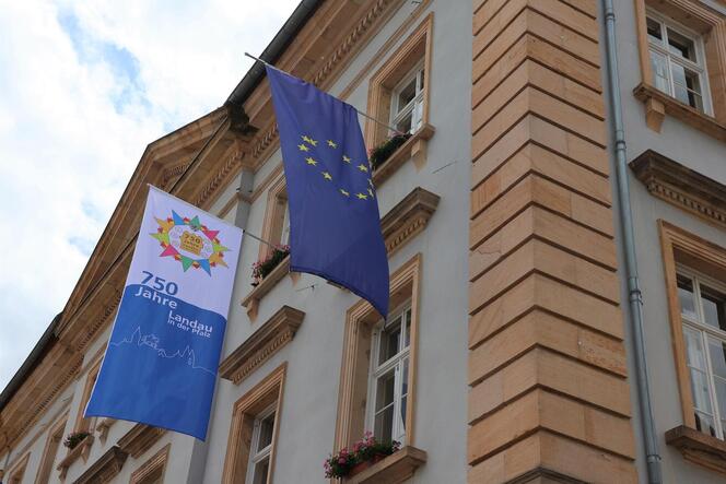 Die Flaggen zum Stadtgeburtstag Landau messen 4 Meter auf 1,50 Meter oder 2 auf 1 Meter.