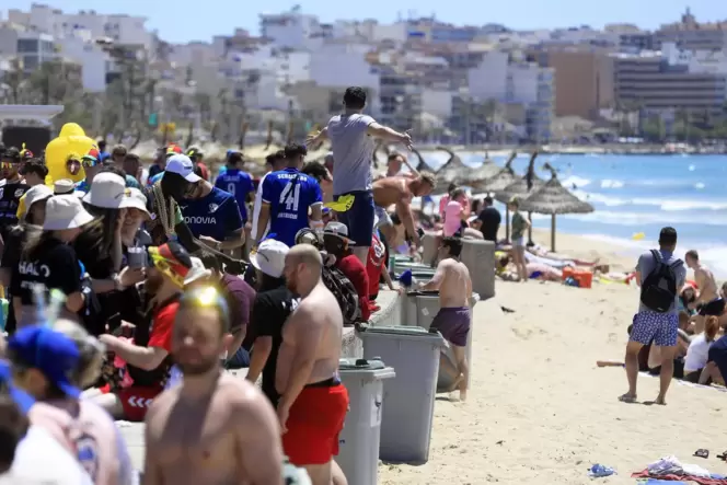 (K)ein Platz an der Sonne: Am Pfingstwochenende bevölkerten Touristen den Strand von Arenal auf Mallorca.