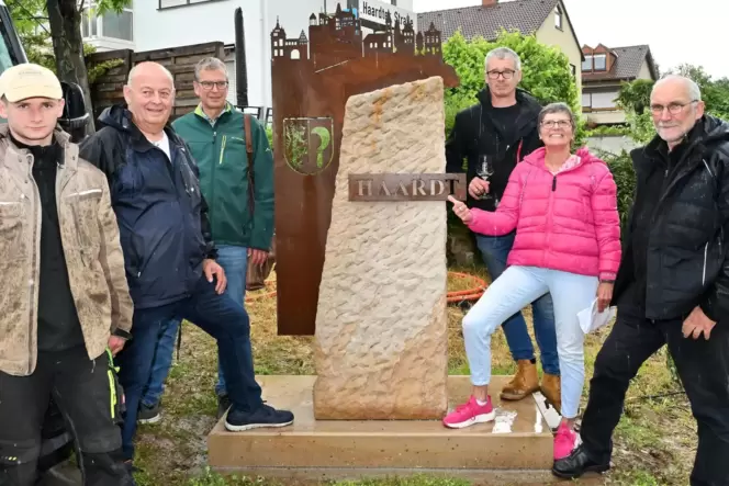 Freuen sich über die neue Stele (von links): Alex Gies (Firma Hanbuch), Harald Kerbeck, Konstantin Boltenhagen (Tiefbau Abteilun