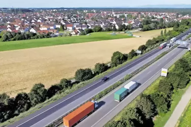 Blick auf Speyer-Nord vom Binsfeld aus: Zwischen der Autobahn und den Häusern liegen Felder, ein Stück weiter ist es nur ein Grü