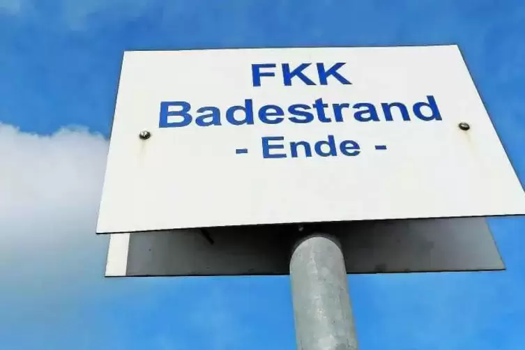 Schild an einem FKK-Strand. 