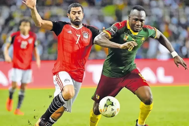 Mit Kamerun erfolgreich: Jacques Zoua. Links im Afrika-Cup-Finale der Ägypter Ahmed Fathy. 
