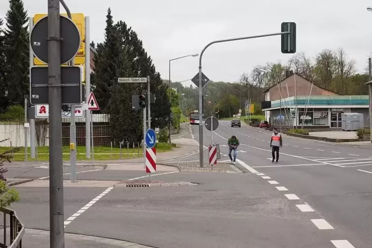 Polizisten sperren am Montagnachmittag nach der Bluttat in Schwarzenacker die Kreuzung Homburger-/Heinrich-Spoerl-Straße in Homb