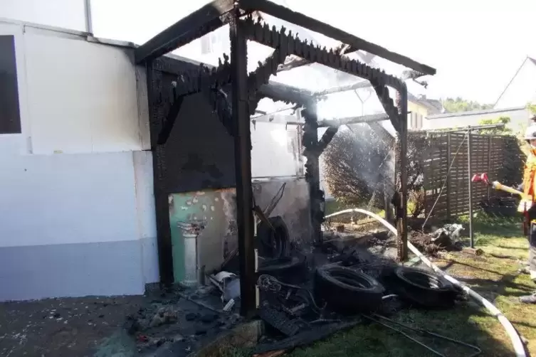 Nicht mehr viel übrig: Beim Brand eines Carports in Wachenheim verbrannten auch viele gelagerte Gegenstände. Foto: Polizei 