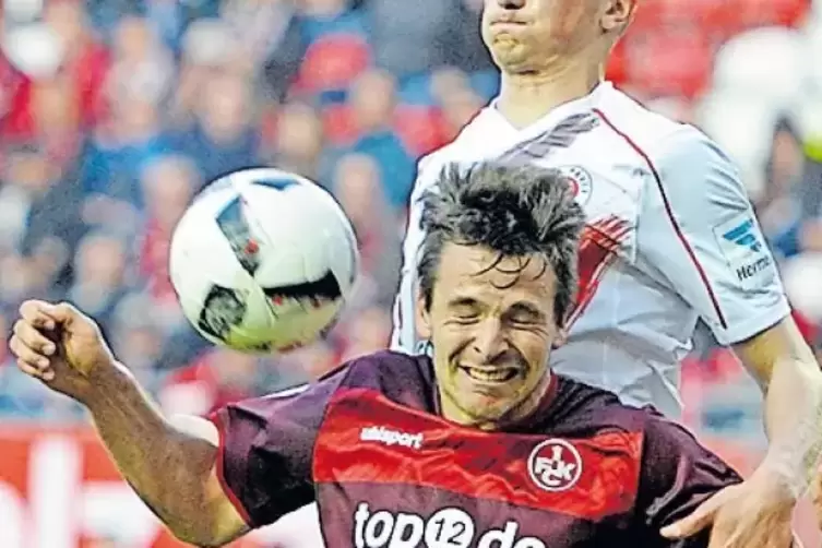 Er geht hin, wo’s wehtut: Lukas Görtler. Hinten Philipp Ziereis vom FC St. Pauli.