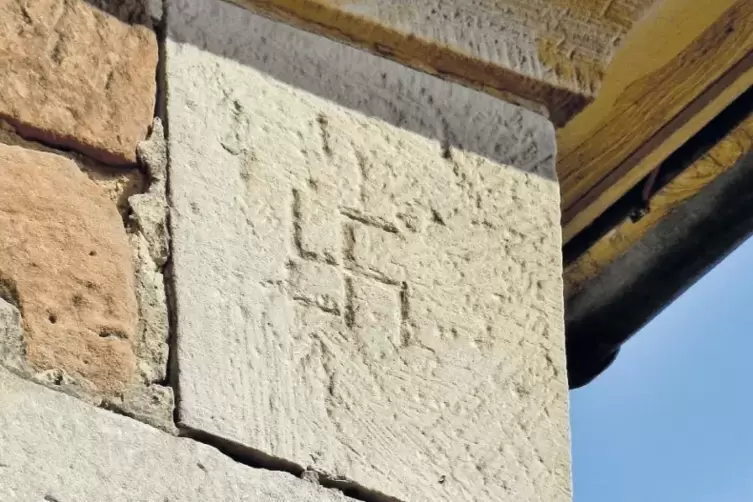 Unverkennbares Zeichen der Nazi-Herrschaft: ein Hakenkreuz an der Herxheimer Kirche in Nahaufnahme.