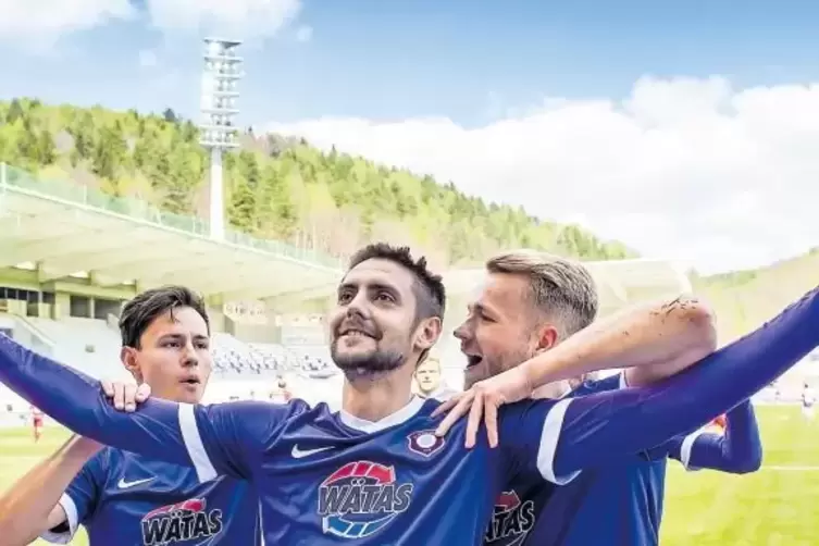 Er schmiedet im Erzgebirge sein Fußballerglück: Dimitrij Nazarov, der neun Tore auf dem Konto weiß. Links Clemens Fandrich, rech