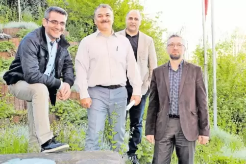 Im Garten der Moschee (von links): Ramazan Tan, Vorsitzender des Türkisch-Islamischen Kulturvereins von Eisenberg, der Imam Hasa