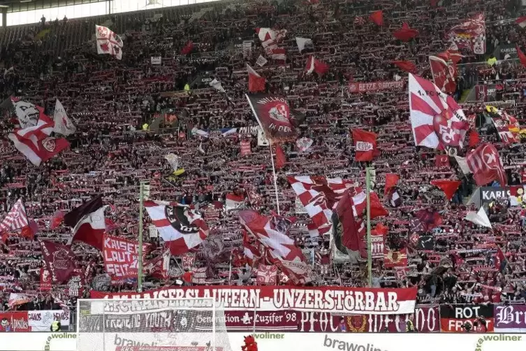 Rot-weiß-rot: Die Fans sollen den FCK am letzten Zweitliga-Spieltag am Sonntag zum Sieg gegen den 1. FC Nürnberg tragen. Foto: K