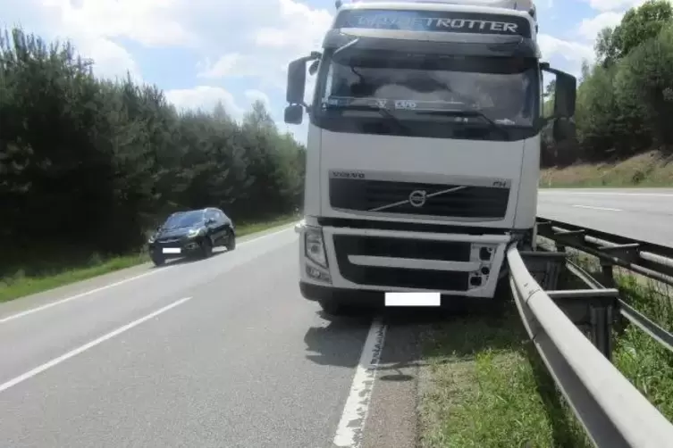Zwei Stunden lang war der linke Fahrstreifen der A63 in Fahrtrichtung Mainz wegen dieses Lkw-Unfalls bei Sembach gesperrt.  Foto
