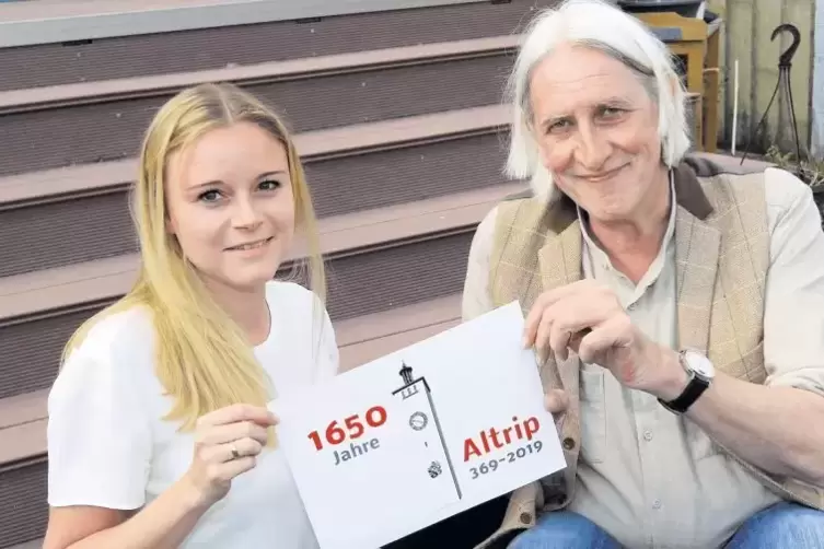 Mit Wasserturm und Uhr: Yvonne Siener und Alois Eitl präsentieren das neue Altrip-Logo.