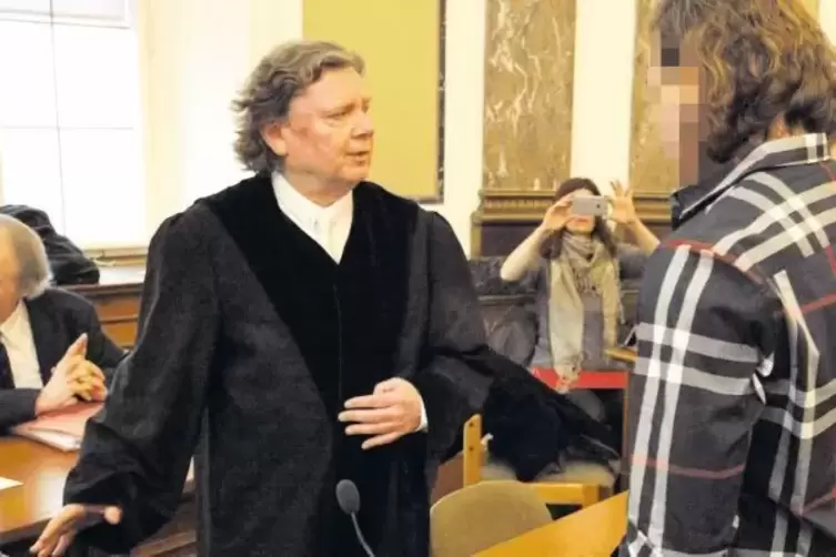 Im Landauer Gerichtssaal: (von links) der Psychiater Gerhard Buchholz, der Verteidiger des Hauptangeklagten Achim Bächle und sei