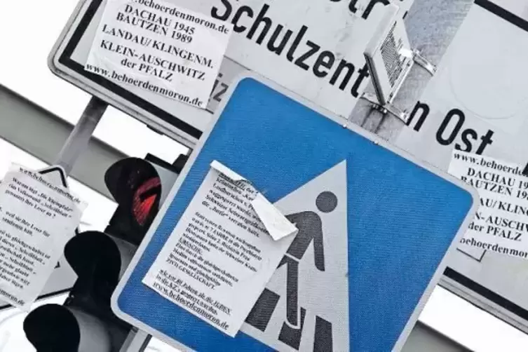 Großangelegte Plakataktion: Verklebte Straßenschilder am Landauer Horstring.