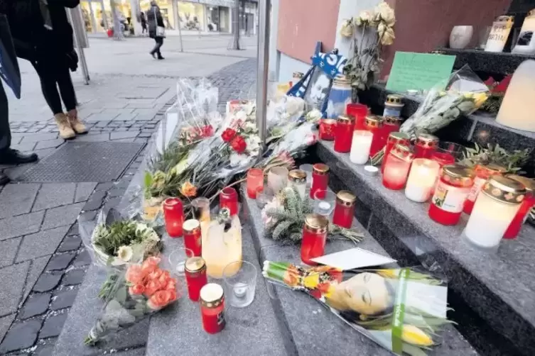 Am Altenhof erinnerten im Januar viele Menschen mit Blumen und Kerzen an den verstorbenen Martin Gaschk.
