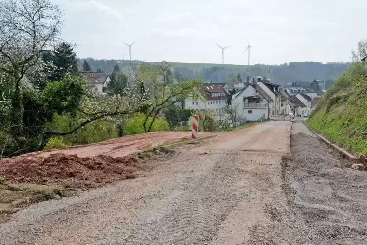 So sah die Straße kurz vor Thaleischweiler noch vor sechs Wochen aus. Am kommenden Freitag soll hier der Verkehr wieder rollen. 