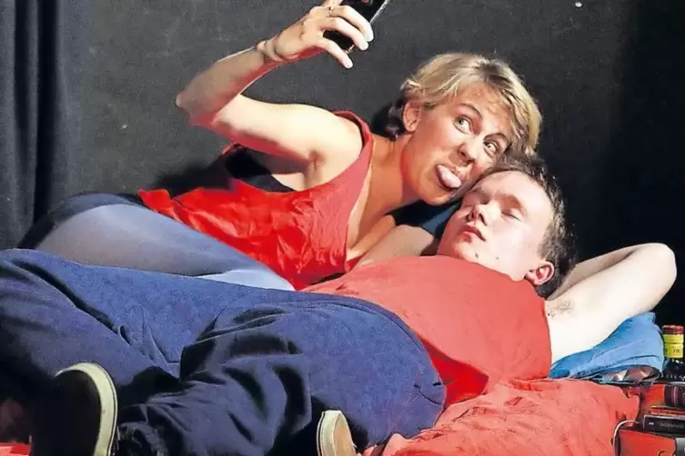 Selfie im Bett: Birgit (Nora Beisel) und Charlie (Florian Kreßer).