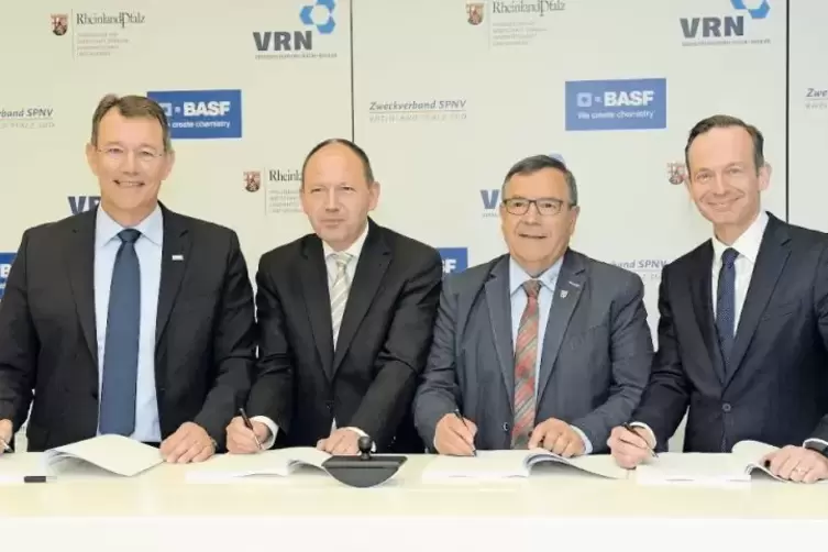 Bei seinem ersten öffentlichen Auftritt als neuer BASF-Arbeitsdirektor unterzeichnete Michael Heinz (ganz links) den Vertrag übe