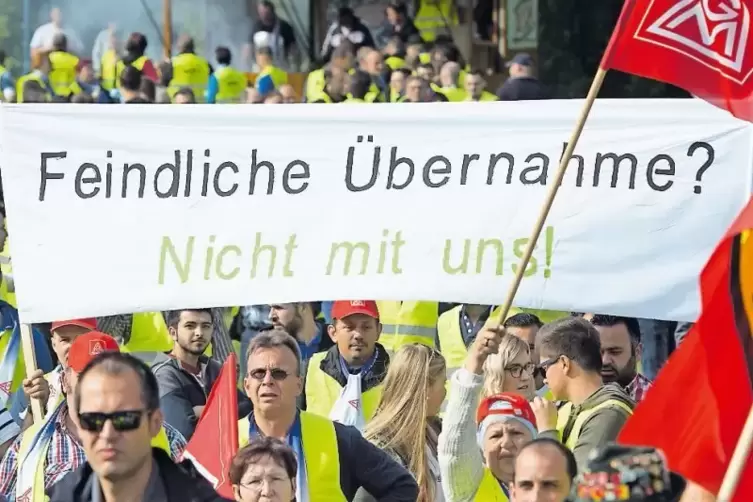 Rund 2000 Mitarbeiter von Grammer und Mitglieder der IG Metall protestieren am Mittwoch in Amberg vor Beginn der Hauptversammlun