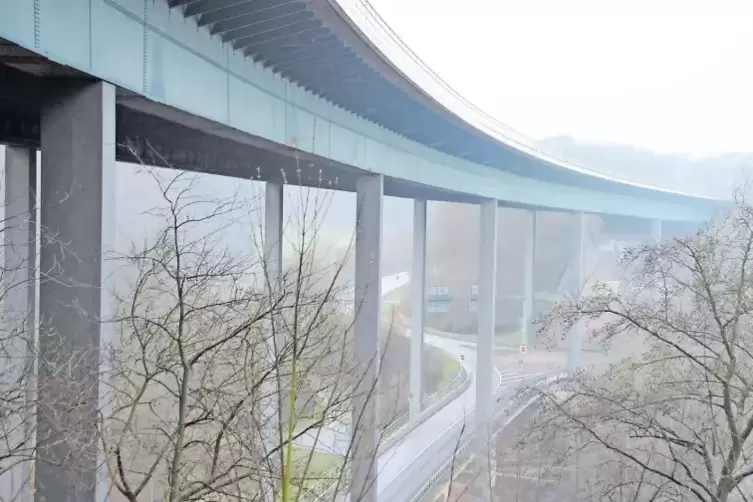 Die Fechinger Talbrücke der Autobahn 6 kurz vor Saarbrücken war 2016 über Monate gesperrt. Saar-Ministerpräsidentin Kramp-Karren