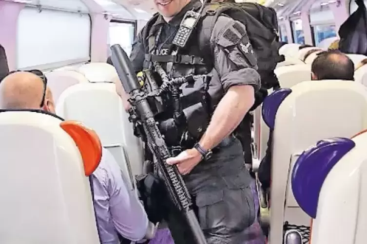 Schwer bewaffnete Polizisten im Zug: In Großbritannien gilt erstmals seit zehn Jahren wieder die höchste Terrorwarnstufe.