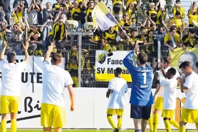 Der Jubel wollte kein Ende mehr nehmen: Die Spieler des SV Morlautern lassen sich nach dem Pokalsieg von ihren Fans feiern.