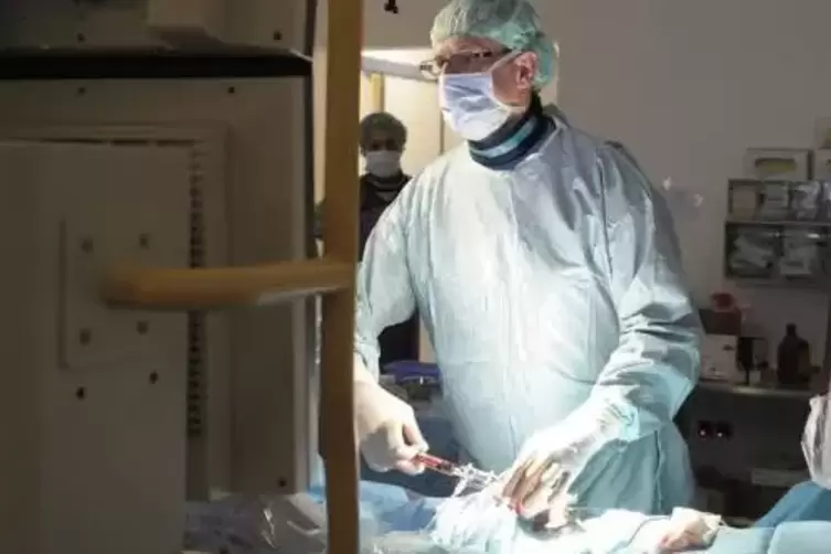 Ralf Zahn hat vor ein paar Jahren vorgeführt, wie er nach einem Schnitt an der Leiste eine Ersatz-Aortaklappe einsetzen kann. Ar
