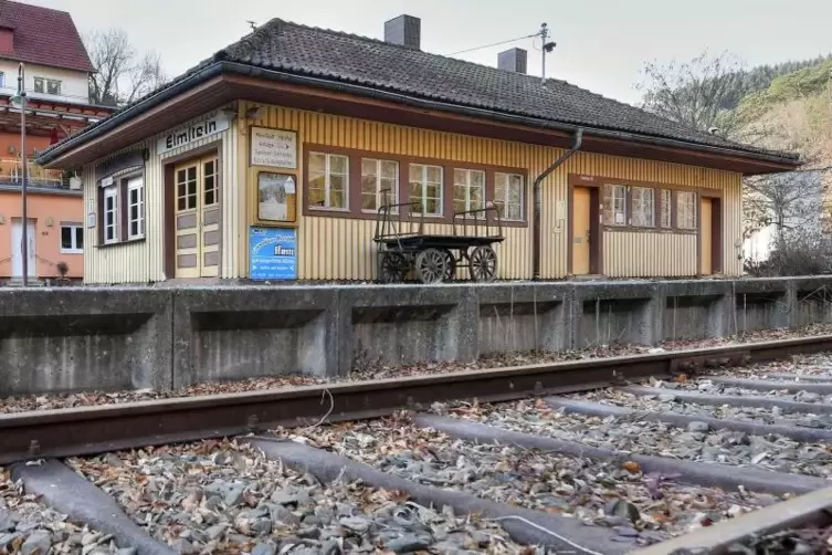 Untersuchungen haben ergeben, dass eine Sanierung des Bahnhofsgebäudes in Elmstein teurer wäre als ein Neubau.  Foto: MEHN