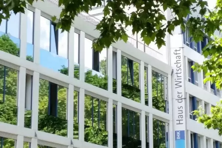 Das Haus der Wirtschaft der IHK Pfalz in Ludwigshafen: Die Industrie- und Handelskammer hält den Vorgang vor dem Neustadter Verw