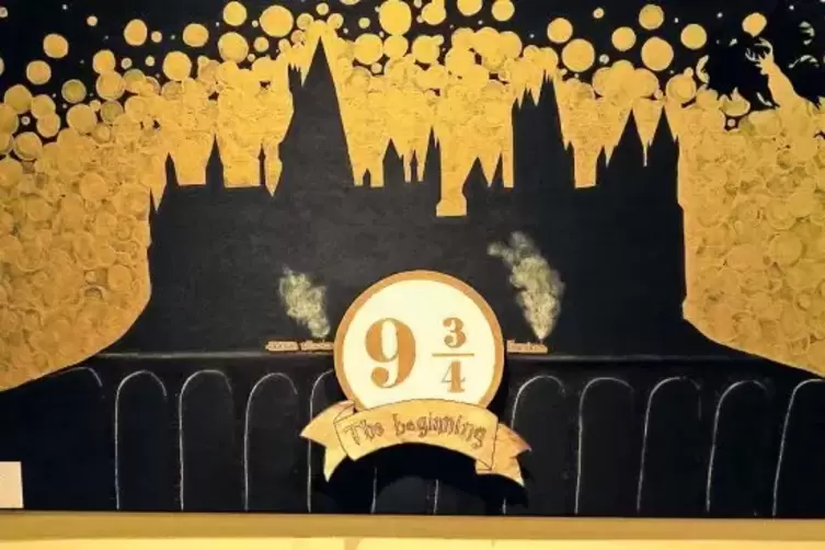 „Hogwarts“: Abfahrt des Harry-Potter-Expresses vom magischen Gleis 9 3/4.
