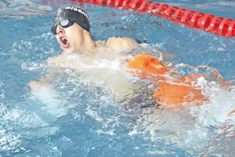 Leon Boltz schwimmt in der Altersklasse 15/16 männlich für die DLRG Eisenberg. Er erzielte in der Einzel-Gesamtwertung Platz neu