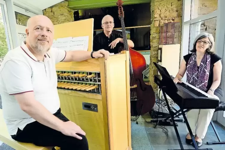 Trio in außergewöhnlicher Zusammensetzung: Pianistin Jutta Schitter und Ehemann Peter am Bass begleiteten beim Carillonkonzert i